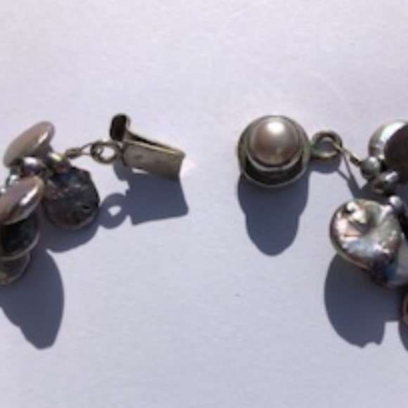 ⬇️⬇️Iridescent Coin Pearl Necklace and Earrings - Picture 9 of 10